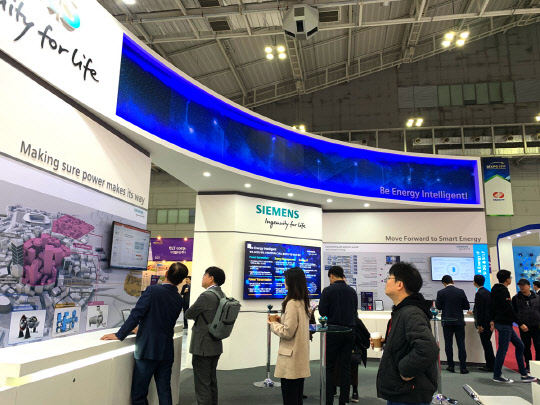 한국지멘스는 6일부터 사흘간 광주시 김대중 컨벤션센터에서 열리는 '제 5회 빛가람 국제전력기술엑스포(BIXPO 2019)'에 참가한다고 밝혔다. 관람객들이 지멘스의 전시부스를 둘러보고 있다. <한국지멘스 제공>